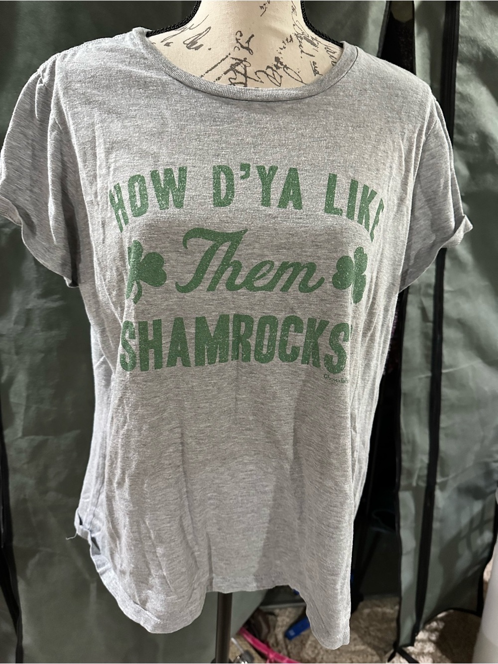 Gray Short-Sleeve Graphic Tee with Green Shamrock Print